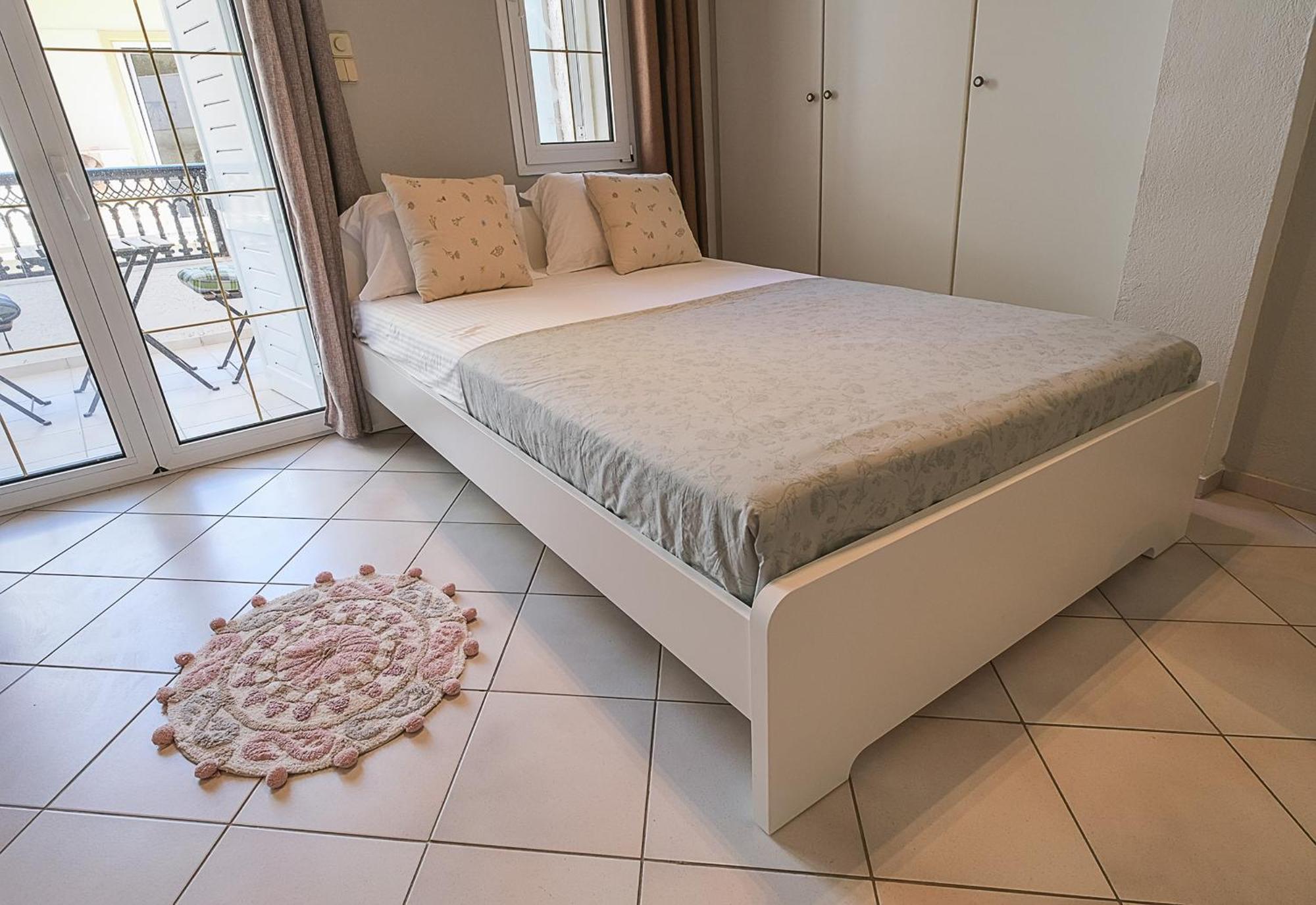 Prime Location, Near Lions Square *